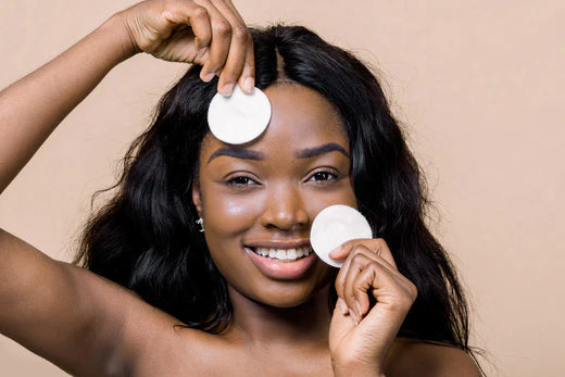 Comment enlever en douceur la colle des faux cils sur les yeux ?